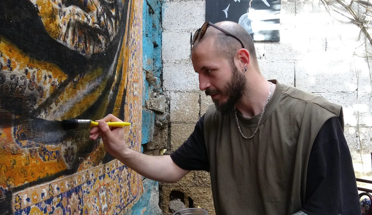 Perde ve halılara sanat işliyor! Görenler bir daha dönüp bakıyor