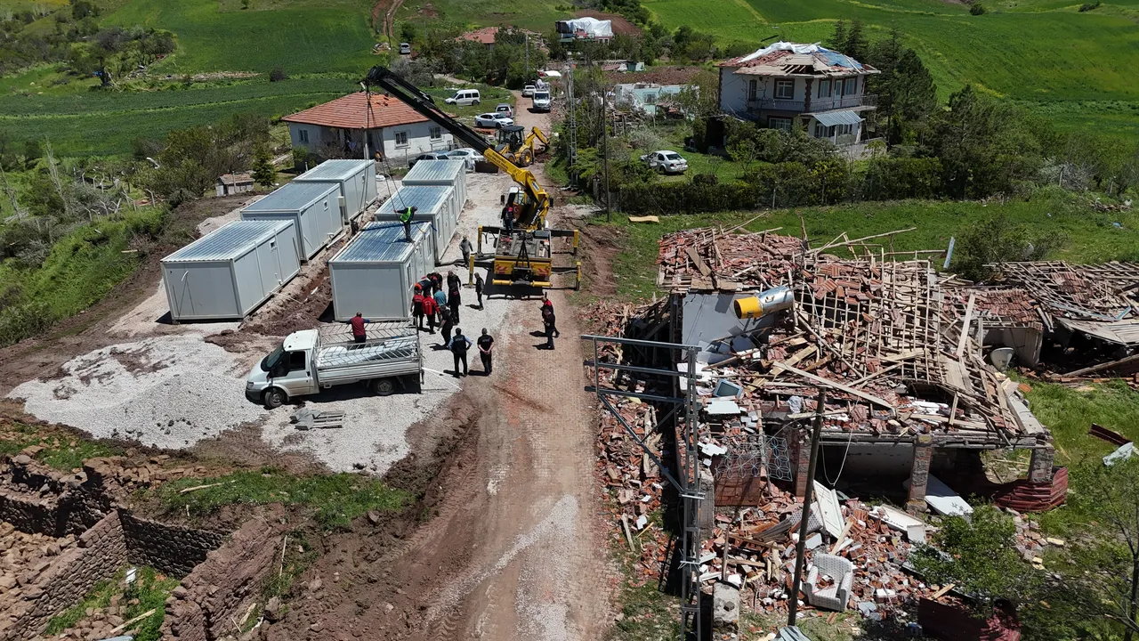 Sungurluda ekipler seferber oldu: Hortum felaketinin yaraları sarılıyor