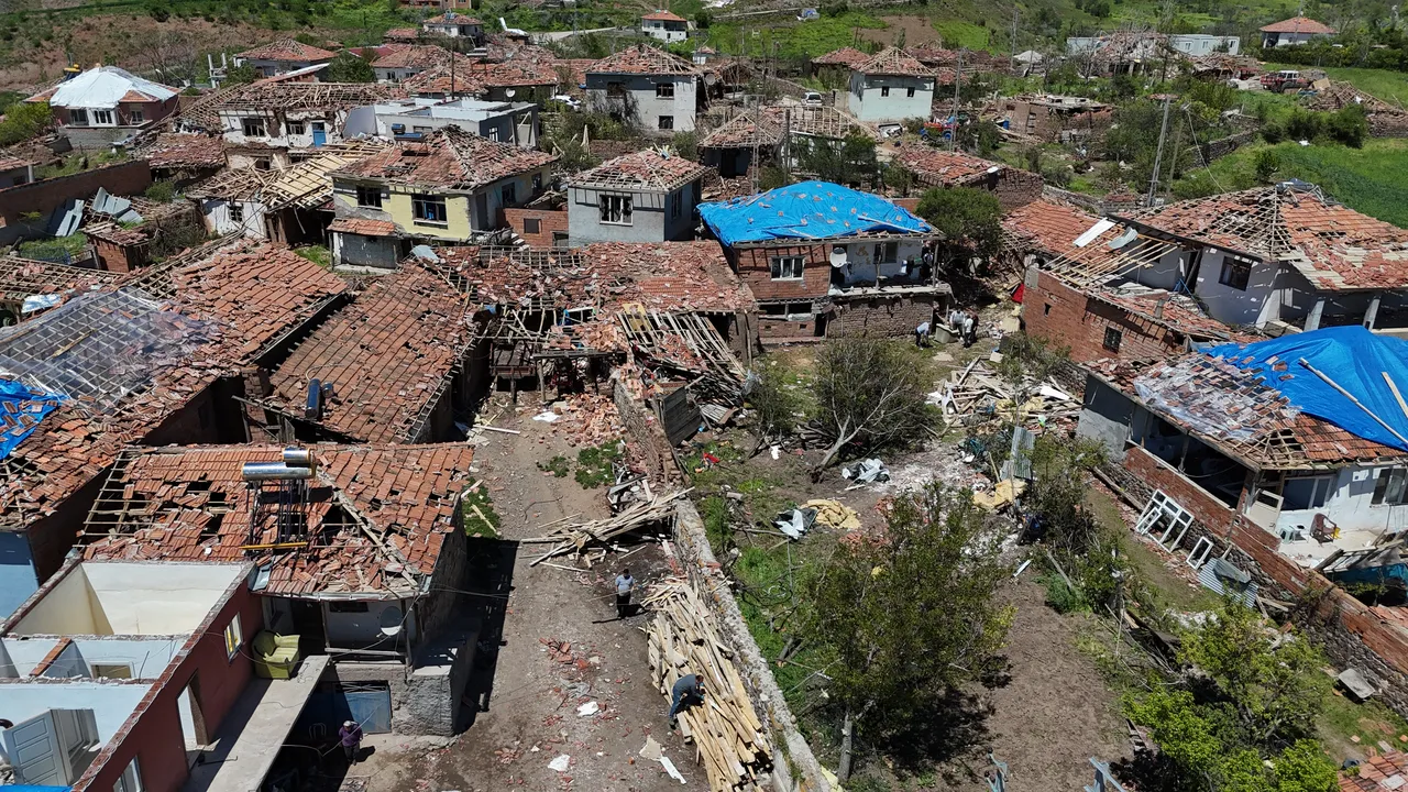 Sungurluda ekipler seferber oldu: Hortum felaketinin yaraları sarılıyor