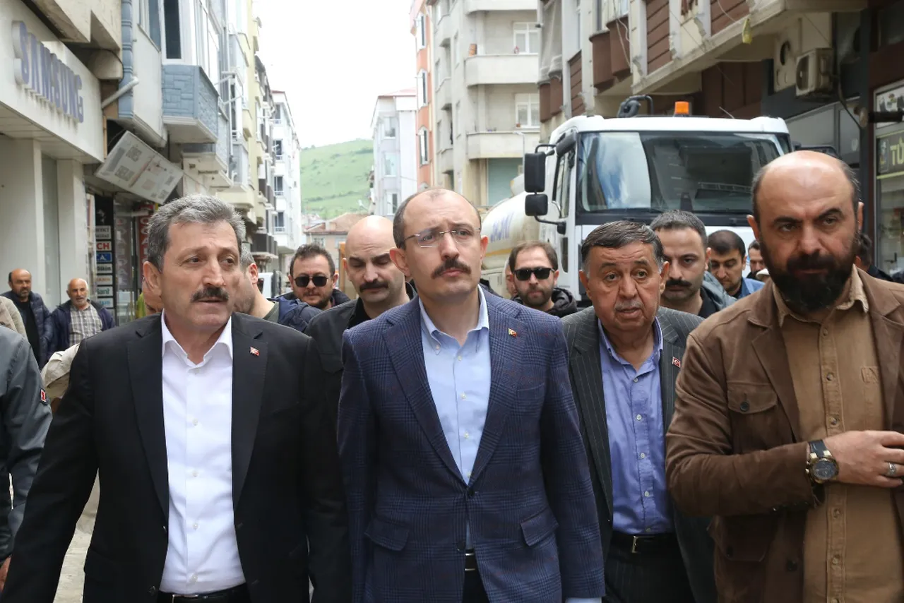 TBMM Plan ve Bütçe Komisyonu Başkanı Mehmet Muş, sel yaşanan Havza'da incelemelerde bulundu