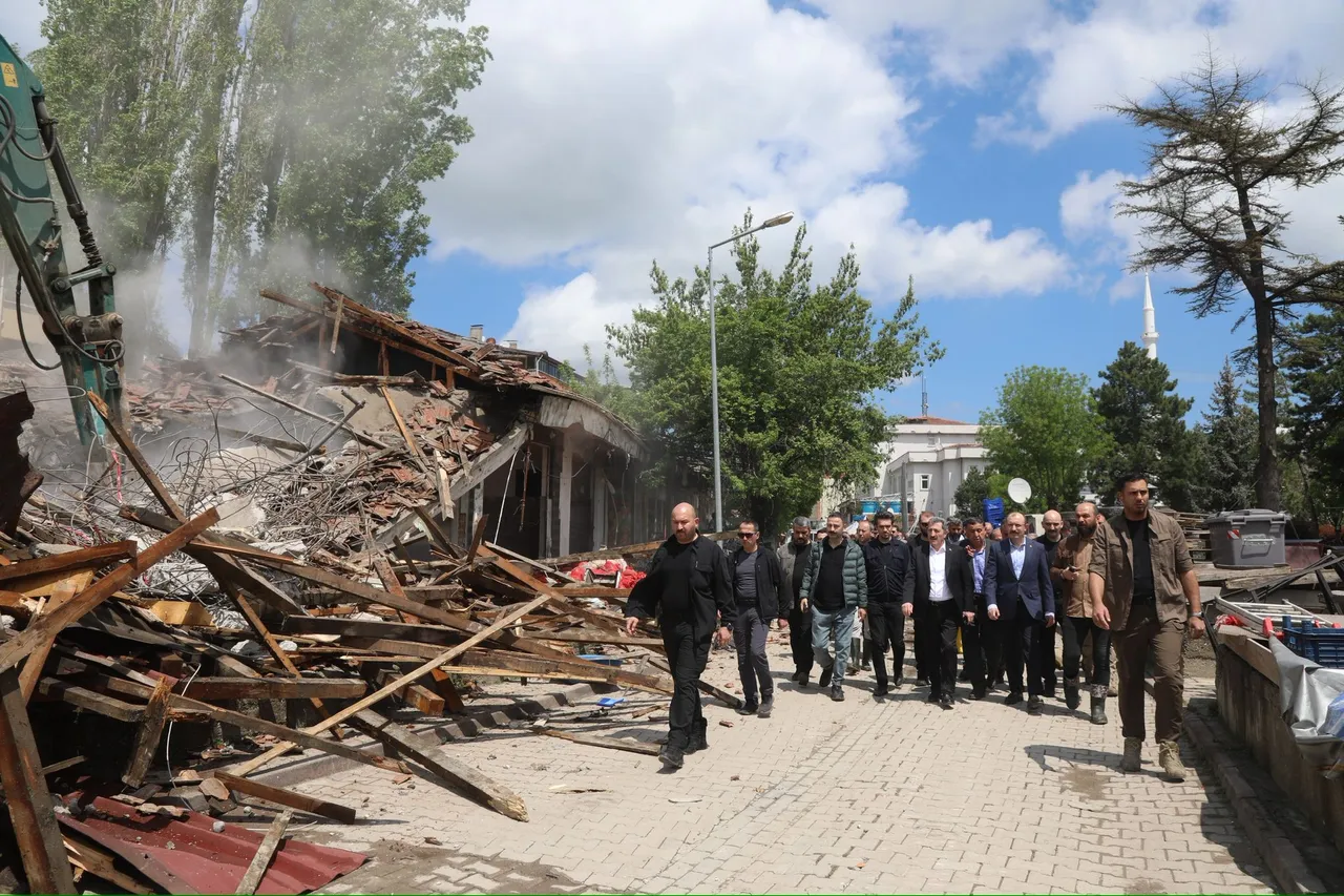 TBMM Plan ve Bütçe Komisyonu Başkanı Mehmet Muş, sel yaşanan Havzada incelemelerde bulundu