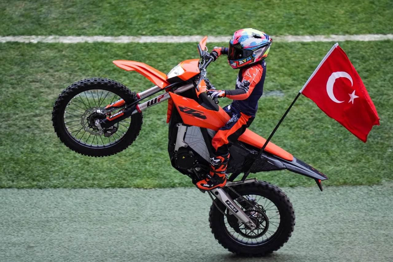 Zayn Sofuoğlu'ndan motosiklet şovu! Stadyumda tur attı