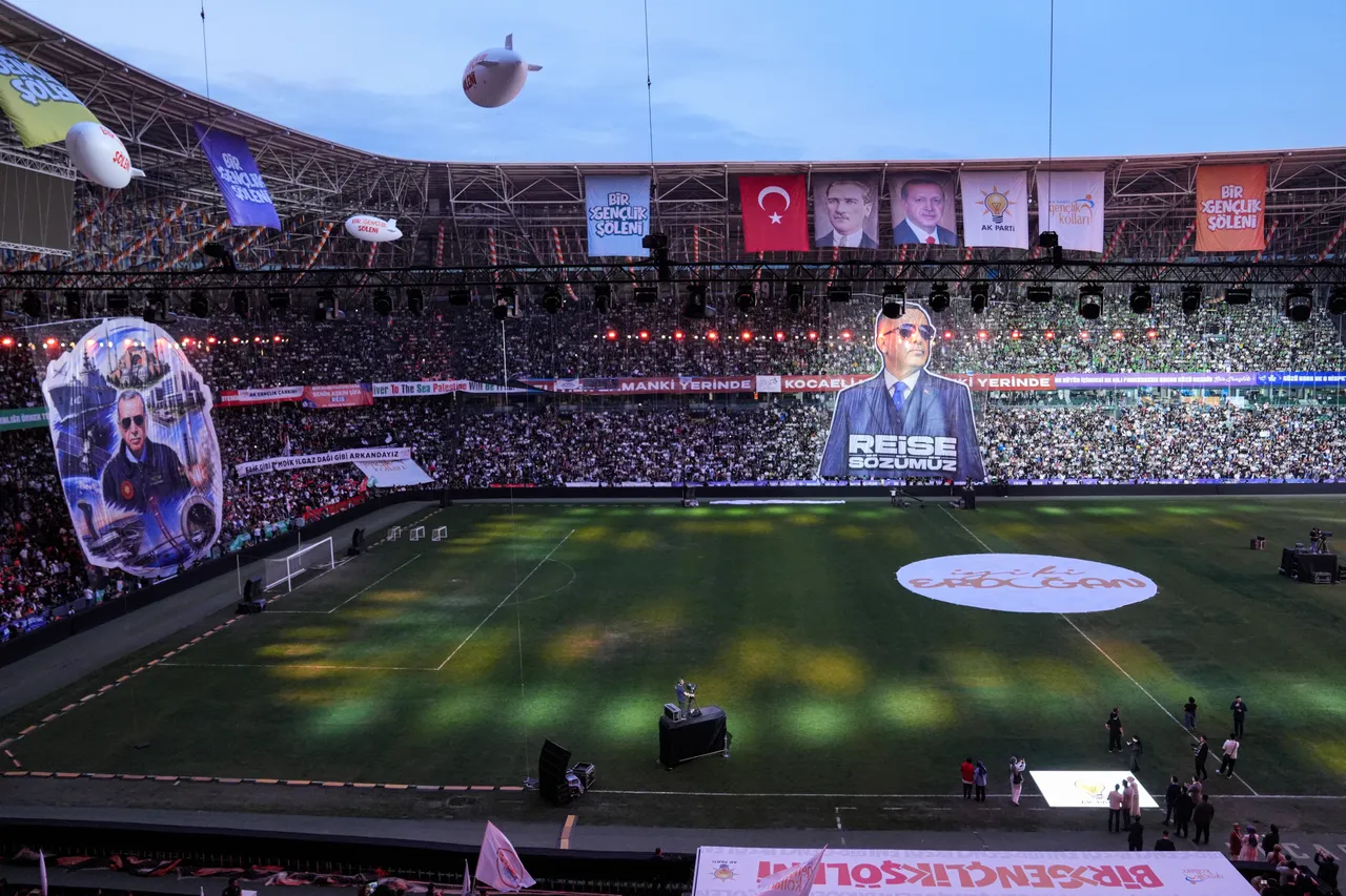 Zayn Sofuoğlu'ndan motosiklet şovu! Stadyumda tur attı