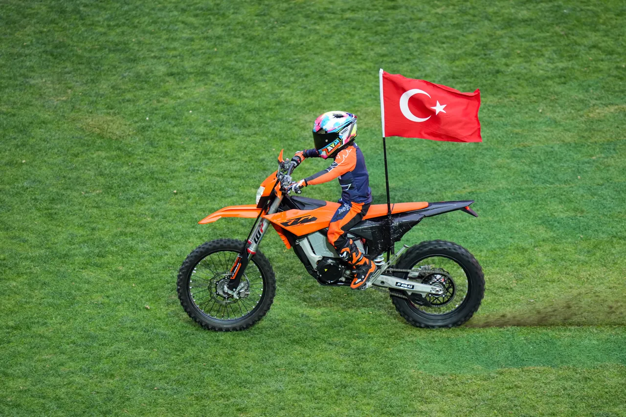 Zayn Sofuoğlu'ndan motosiklet şovu! Stadyumda tur attı