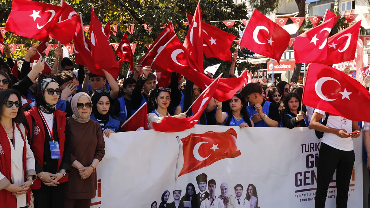 18 Mayıs (yarın) okullar tatil mi, yarım gün mü? 19 Mayıs Gençlik ve Spor Bayramı öncesi tatil durumu gündemde