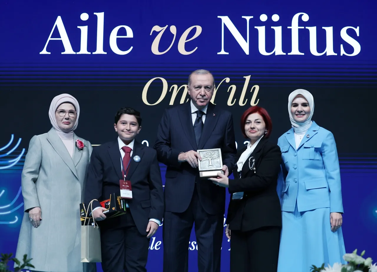Aile Bakanlığı'ndan aile yapısını güçlendirecek yeni hamle: Millî Aile Haftası'nda üç kuşak bir sofrada
