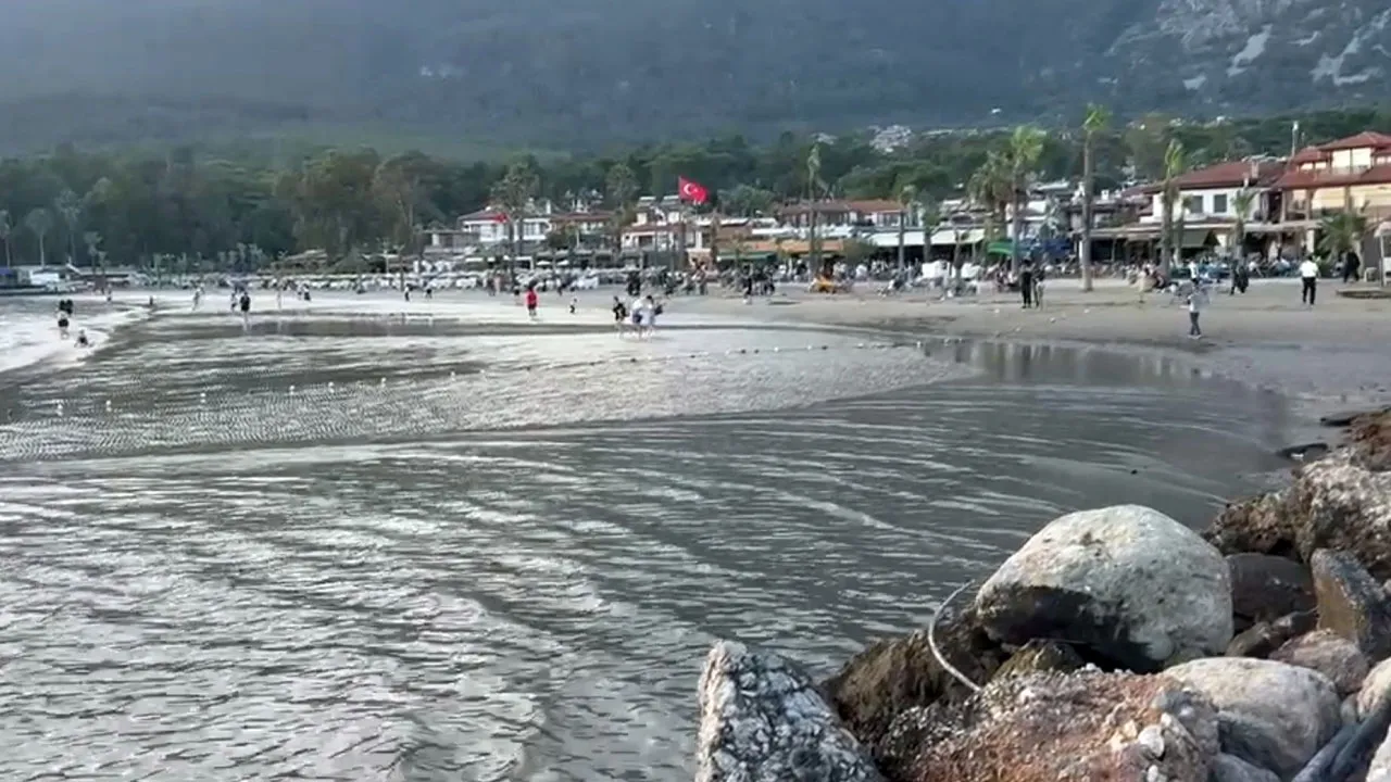 Akyaka'da korkutan görüntü! Deniz suyu 100 metre geri çekildi