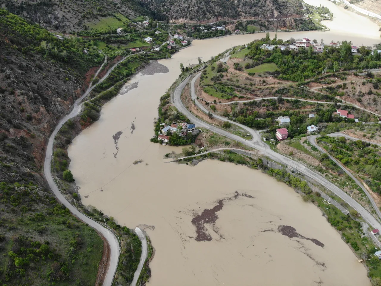Her geçen yıl artıyor! Torul Baraj Gölünde ‘çöp adası’ alarmı, Sinek, akrep, yılan… 3’ü istila etti
