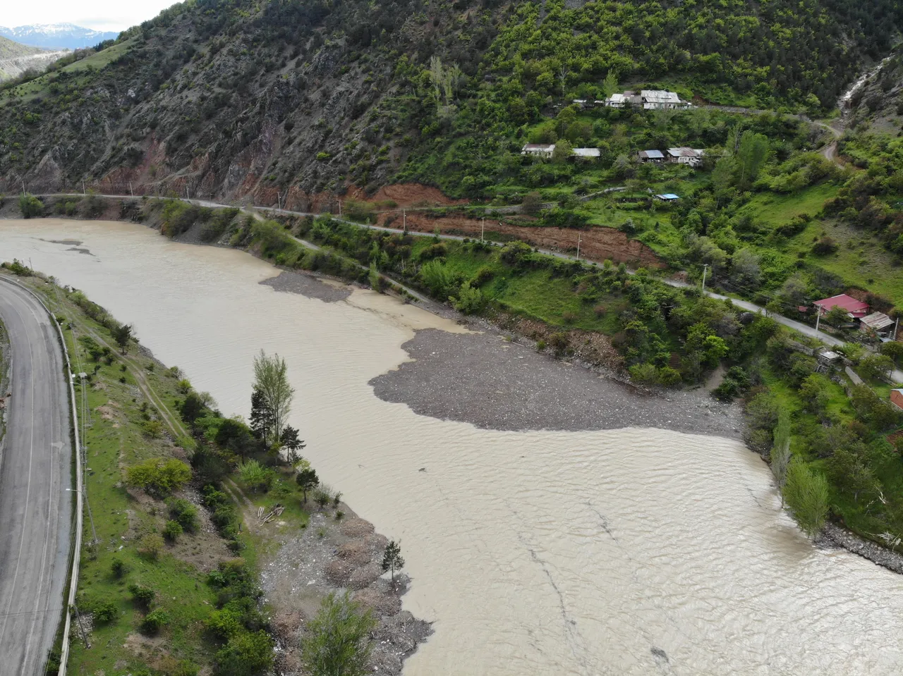 Her geçen yıl artıyor! Torul Baraj Gölünde ‘çöp adası’ alarmı, Sinek, akrep, yılan… 3’ü istila etti