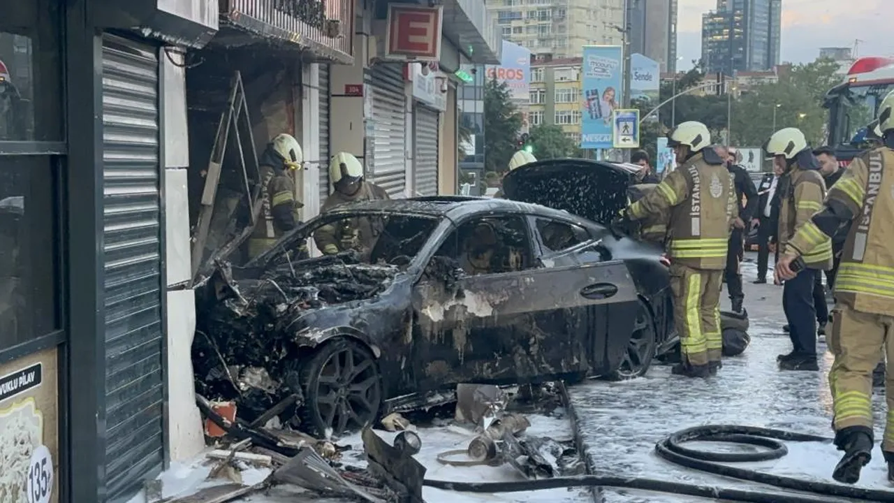 İstanbul'da lüks araç dükkana girdi, 2 kişi yaralandı