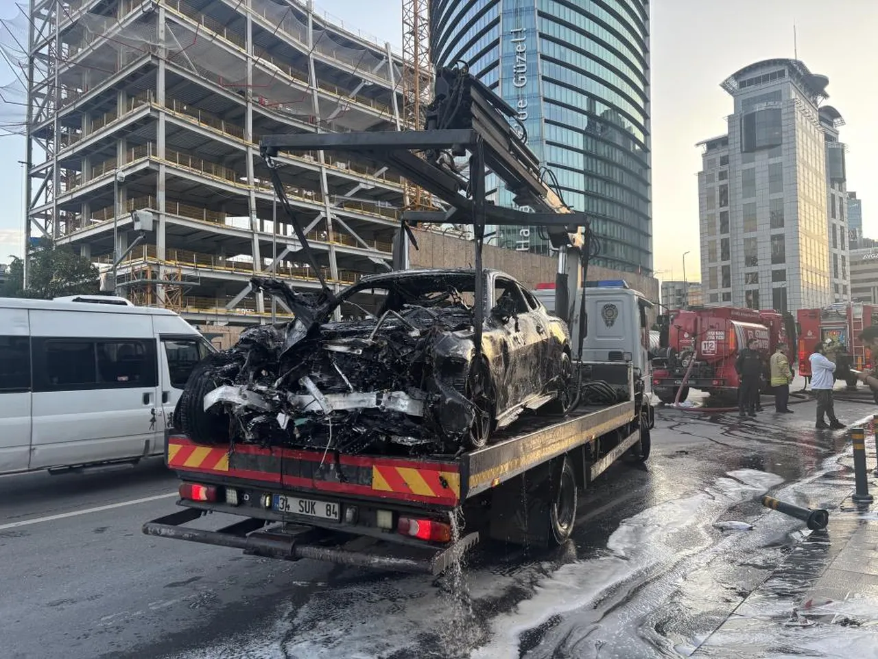 İstanbul'da lüks araç dükkana girdi, 2 kişi yaralandı