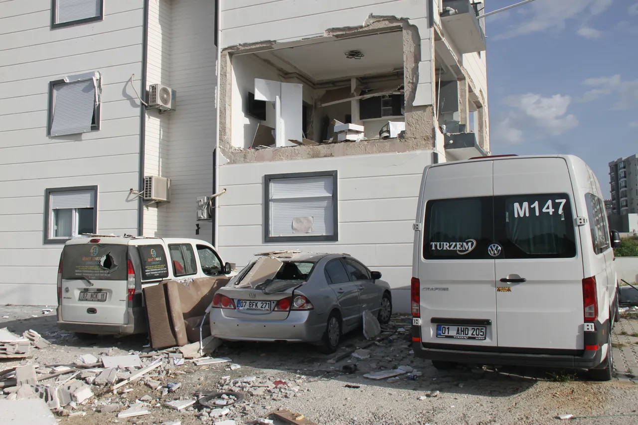 Kimi deprem sandı kimi bomba! Antalya’da tüp patladı, 1 kişi ağır yaralandı
