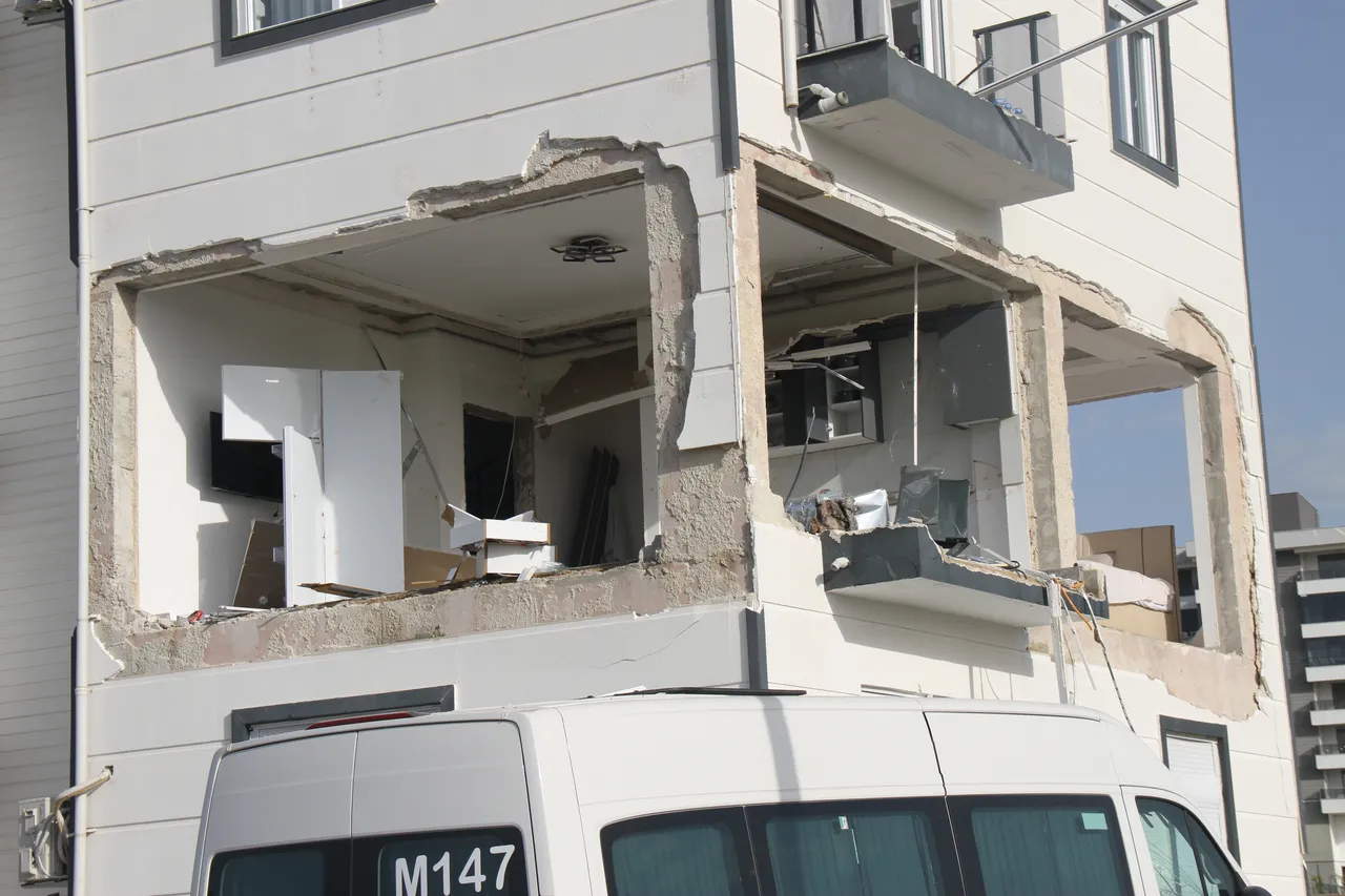 Kimi deprem sandı kimi bomba! Antalya’da tüp patladı, 1 kişi ağır yaralandı
