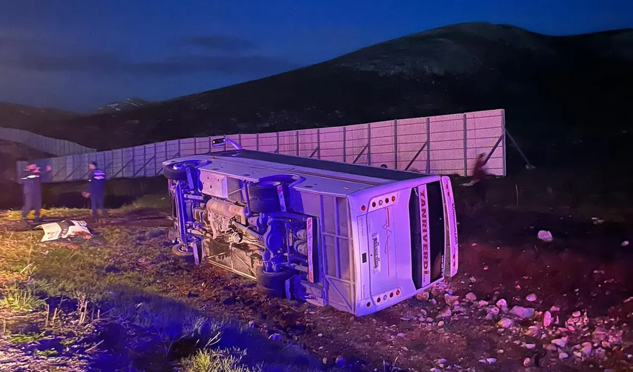 Sivasta taraftarları taşıyan midibüs devrildi: Çok sayıda yaralı var
