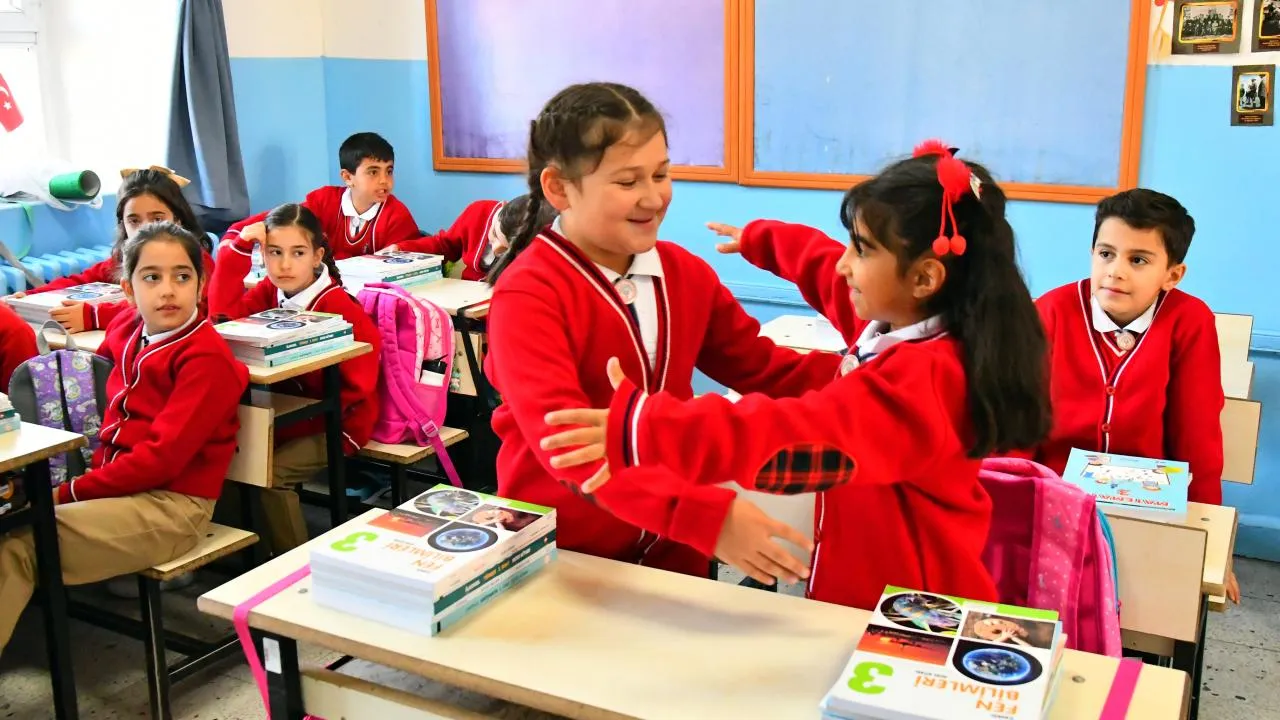 Bugün okullar tatil mi, yarım gün mü? 18 Mayıs Pazartesi okullarda tatil durumu!