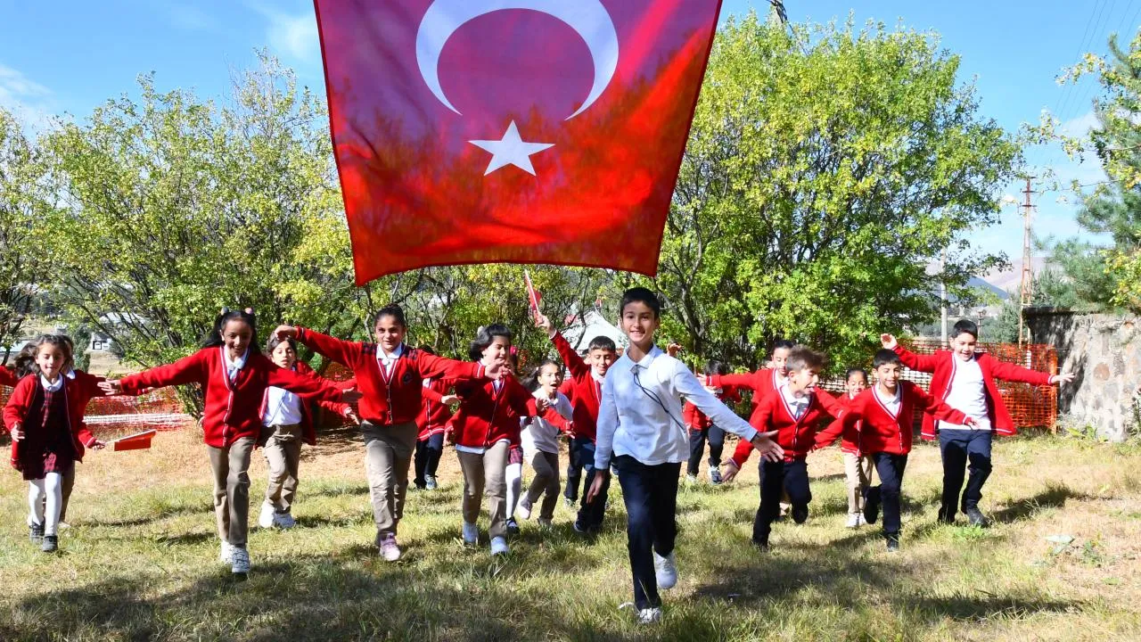 Bugün okullar tatil mi, yarım gün mü? 18 Mayıs Pazartesi okullarda tatil durumu!