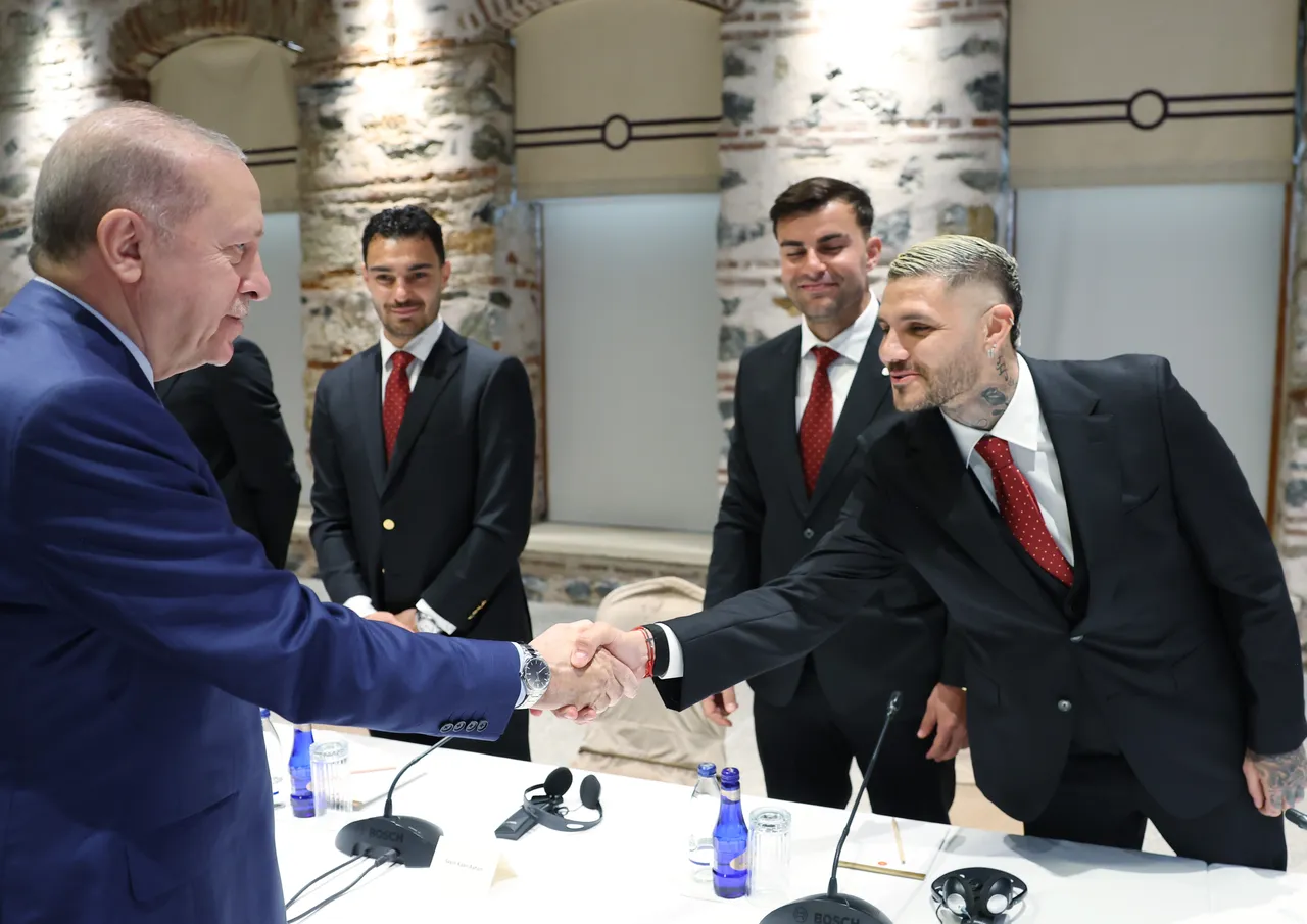 Cumhurbaşkanı Erdoğan Galatasaray Futbol Takımını kabul etti