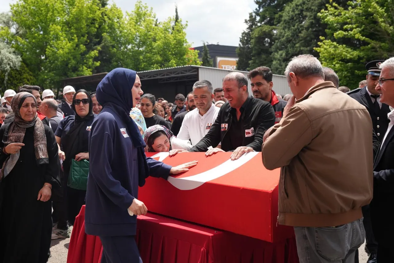 Gözyaşları Türkiye’yi ağlattı! Şehit polisin oğlundan yürek dağlayan veda!