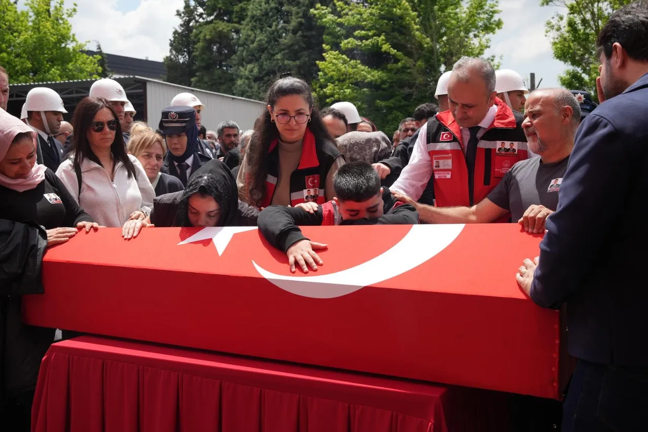 Gözyaşları Türkiye’yi ağlattı! Şehit polisin oğlundan yürek dağlayan veda!