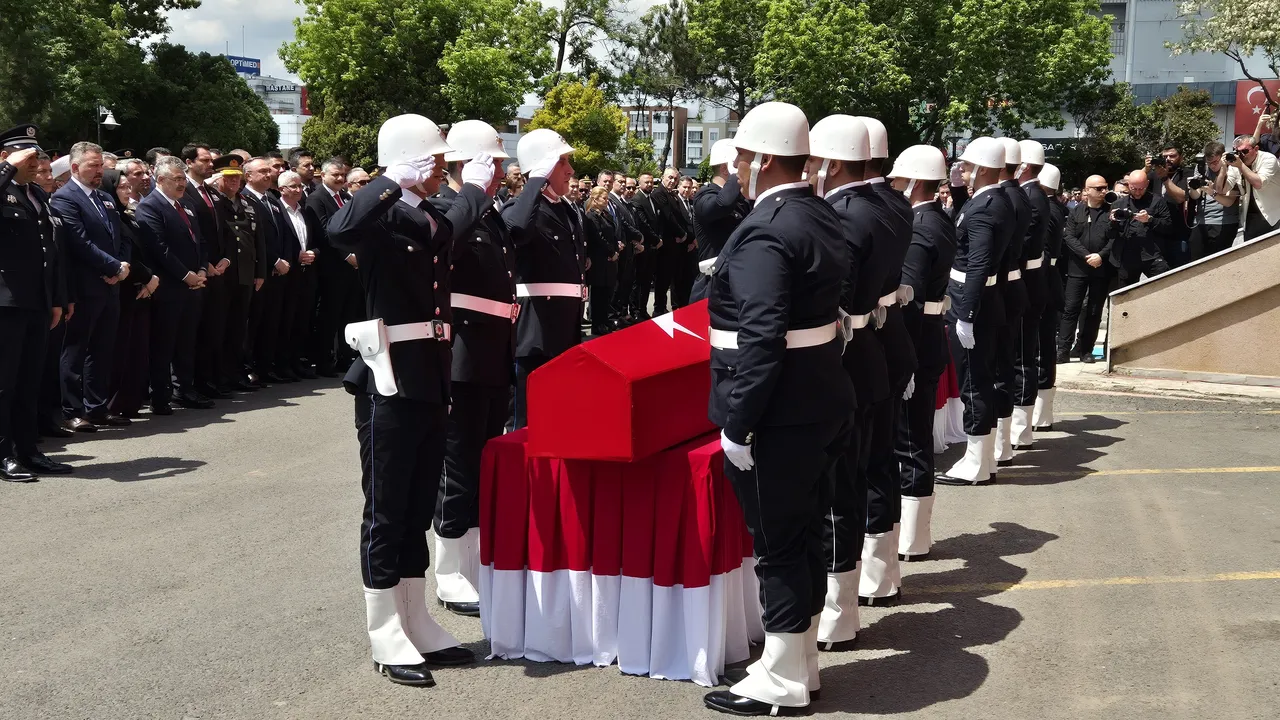 Gözyaşları Türkiye’yi ağlattı! Şehit polisin oğlundan yürek dağlayan veda!