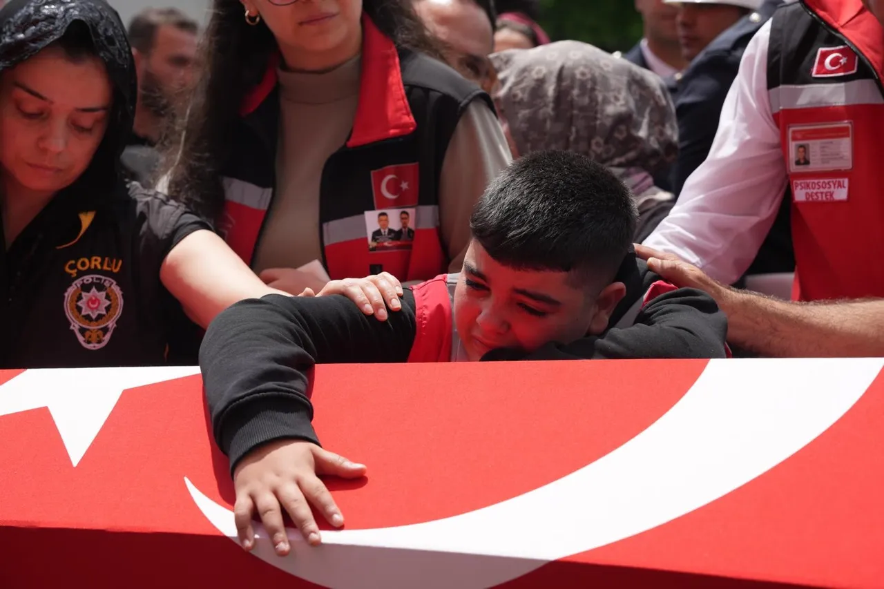 Gözyaşları Türkiye’yi ağlattı! Şehit polisin oğlundan yürek dağlayan veda!