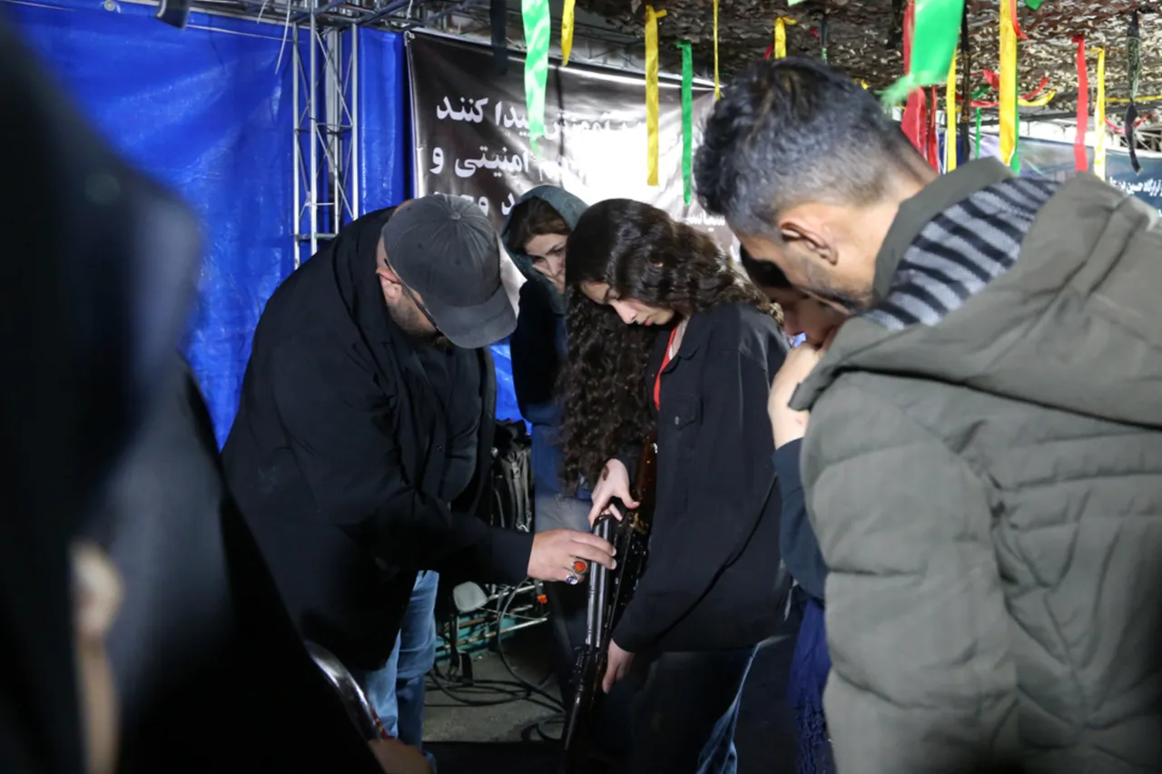 İran'da topyekûn savaş hazırlığı! Halka meydanlarda silah eğitimi veriyorlar