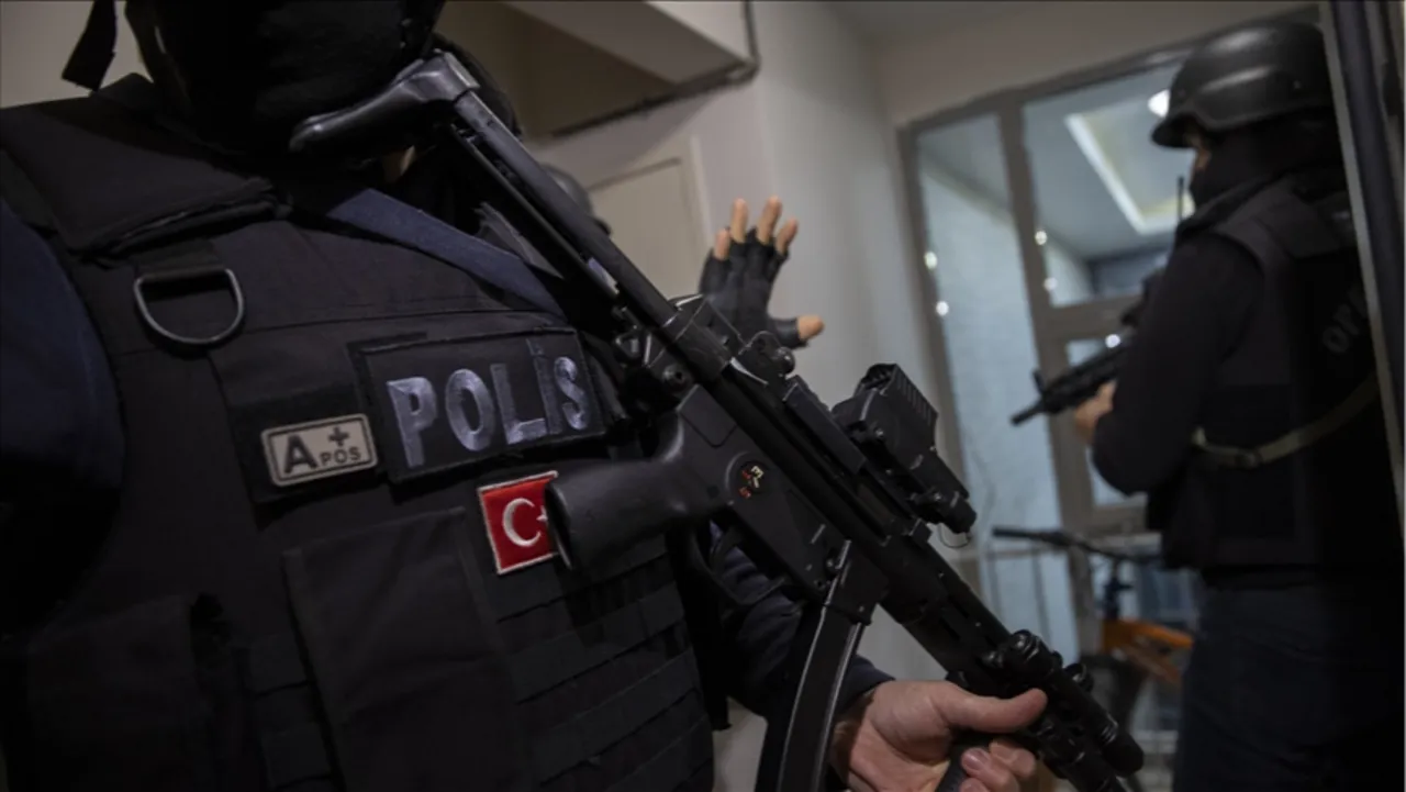 Kırmızı bültenli 14 firari İstanbul’da kıskıvrak yakalandı: Çok sayıda suç dosyası çıktı