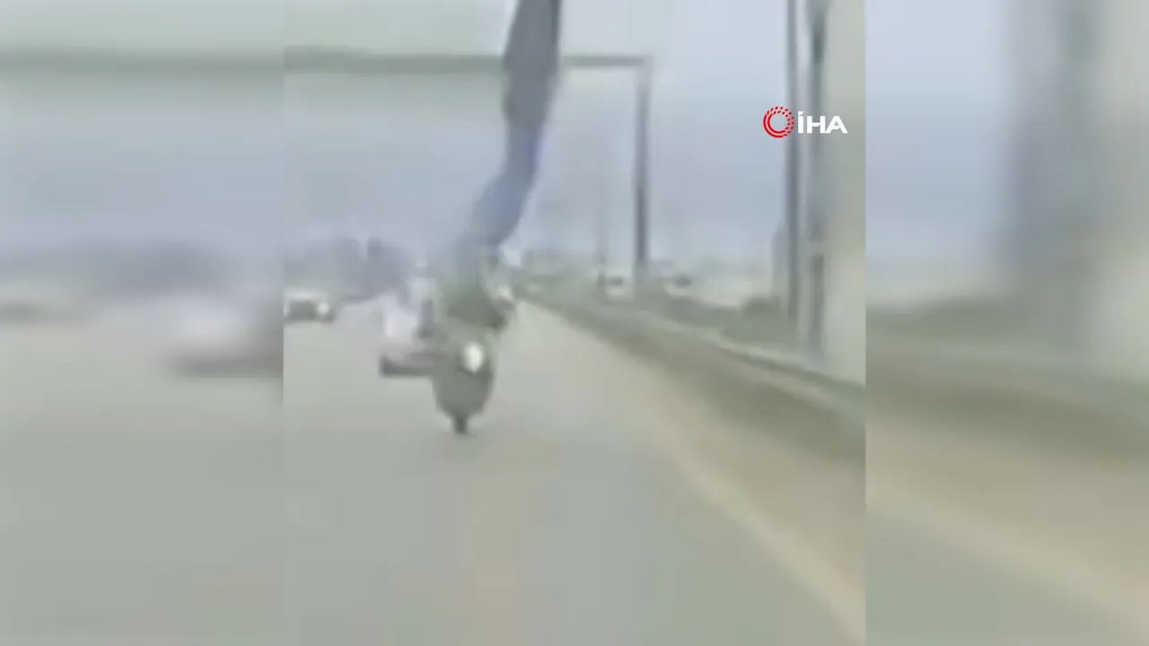 Köprüden sarkan afiş motosikletliyi yola savurdu! O anlar saniye saniye kamerada