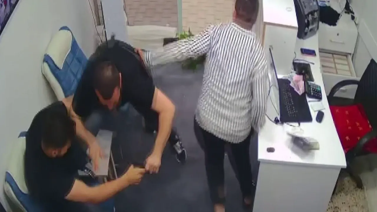 Kurşun yağdırıp içeri daldı! Silahlı saldırgandan boğuşarak hayatta kaldı