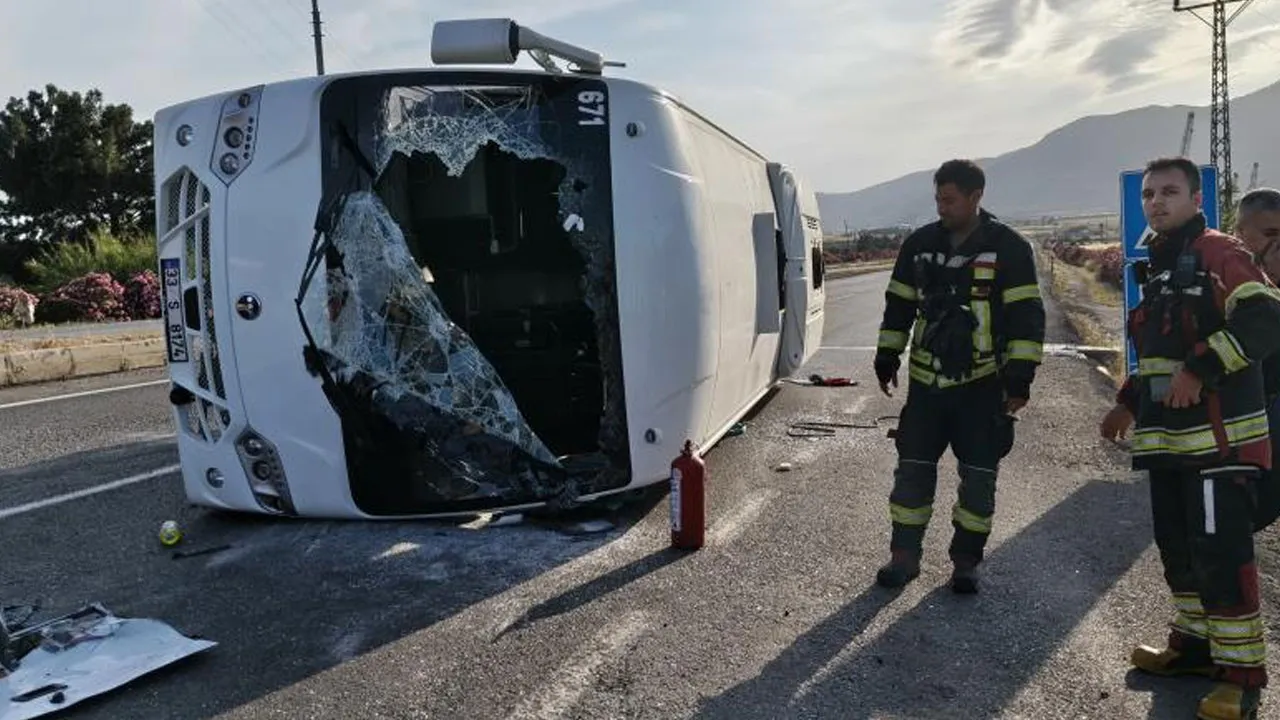 Mersin'de kaza! Rus öğrencileri taşıyan servis devrildi: 17 yaralı