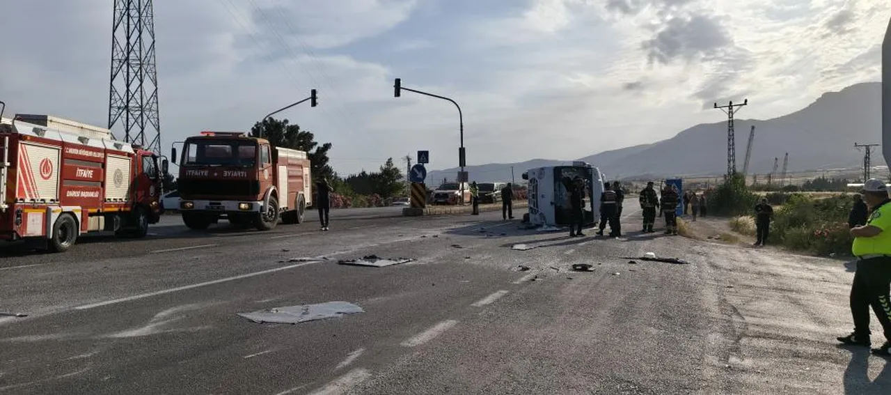 Mersin'de kaza! Rus öğrencileri taşıyan servis devrildi: 17 yaralı
