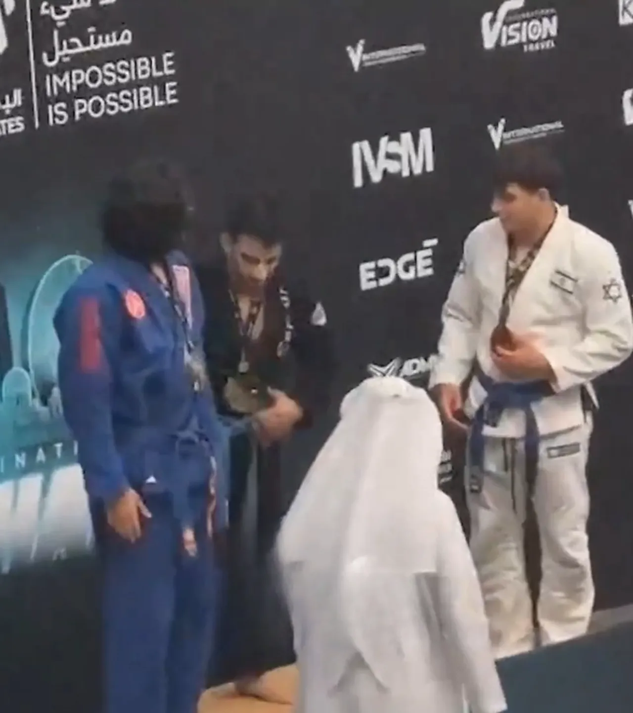 Ne İsrailli sporcunun elini sıktı, ne de fotoğrafa katıldı! Kuveytli sporcudan Çocukları öldürüyorsunuz çıkışı