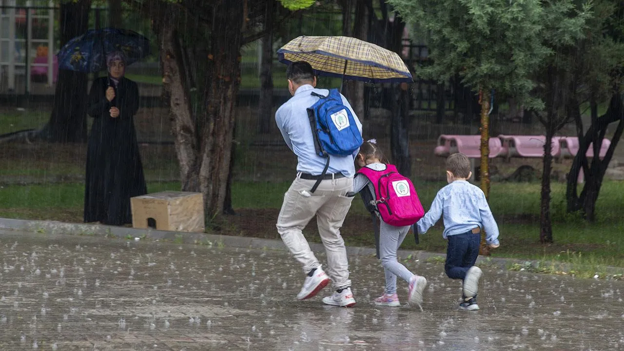 Okullar 3 gün tatil edildi! Valilik duyurdu, Tokat'ta sağanak hayatı felç etti 