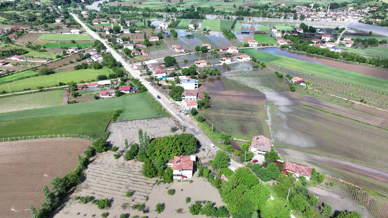 Okullar 3 gün tatil edildi! Valilik duyurdu, Tokat'ta sağanak hayatı felç etti