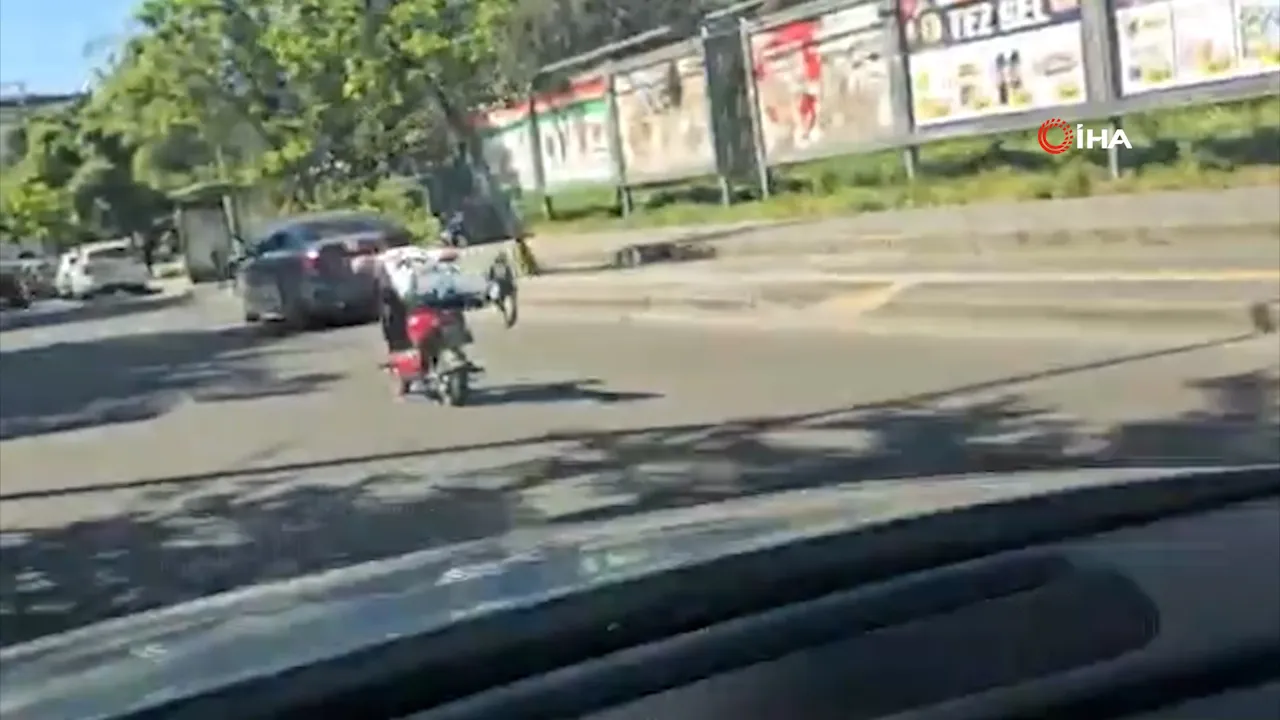 Ölüme davetiye çıkaran yolculuk! Uzanarak motosiklet kullanan sürücü kamerada