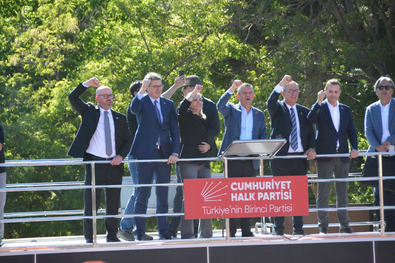 Özgür Özel: İmamoğlu’nun yerine yeni aday çıkarır, mücadeleyi sürdürürüz
