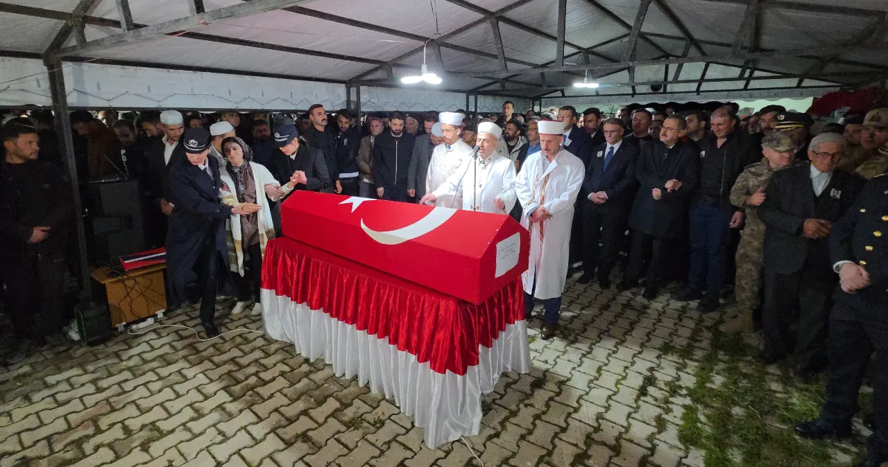 Şehit polis Emrah Koç'a veda! Van'da gözyaşlarıyla uğurlandı
