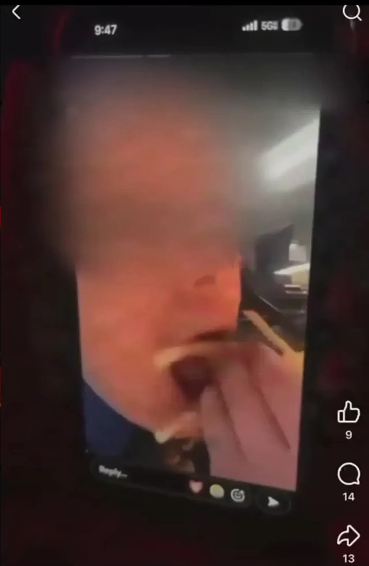 Ünlü fast food zincirinde mide bulandıran olay! Siparişi ağzından çıkarıp kutuya doldurdu