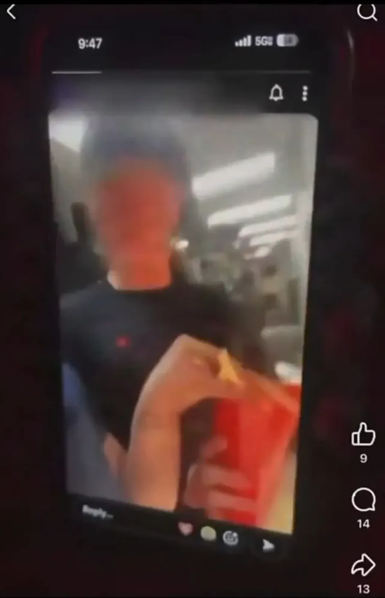 Ünlü fast food zincirinde mide bulandıran olay! Siparişi ağzından çıkarıp kutuya doldurdu