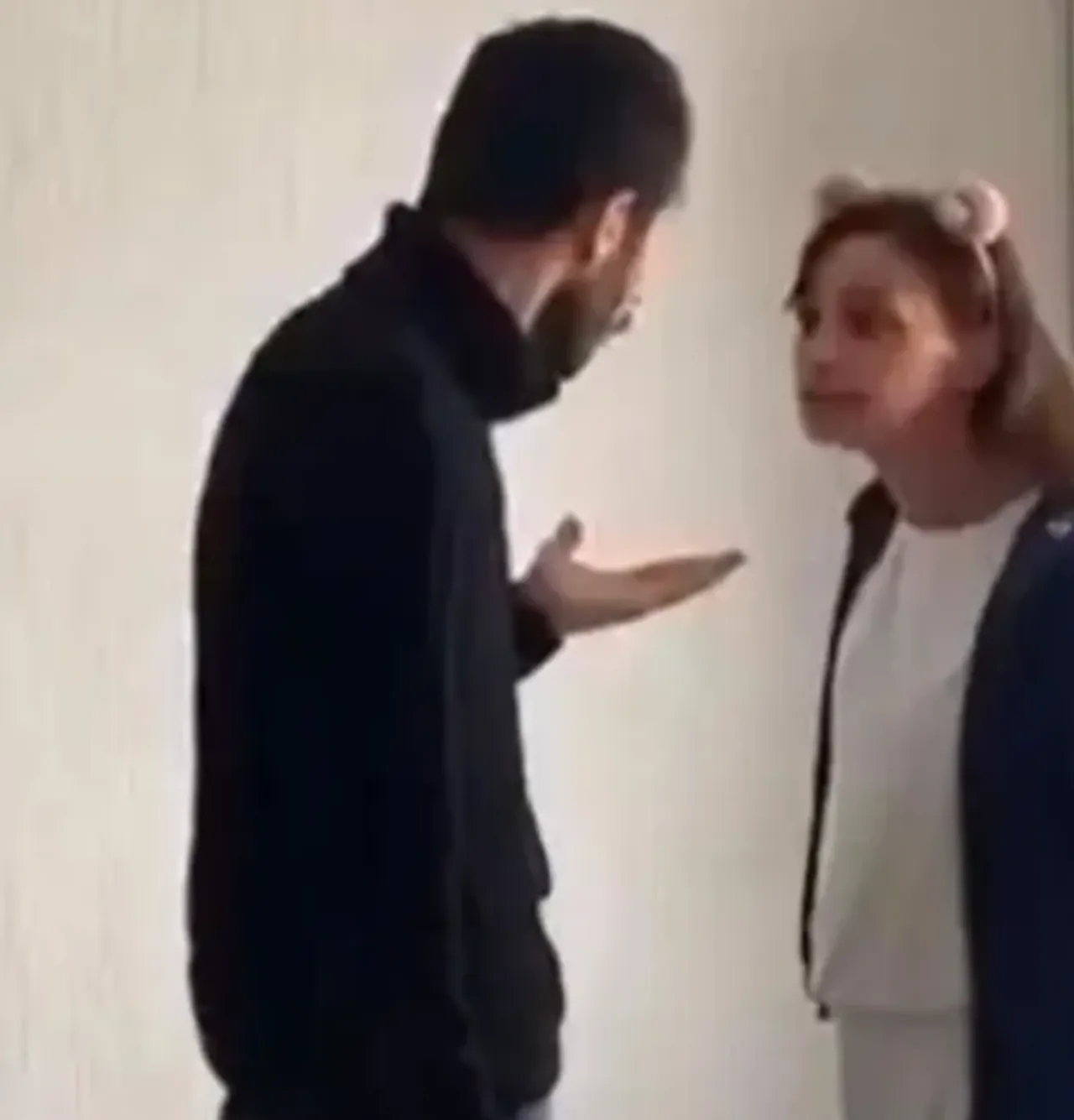 Yine TikTok yine rezalet! Canlı yayında eşini darbetti, tepki gösterenlere pişkin sözler söyledi