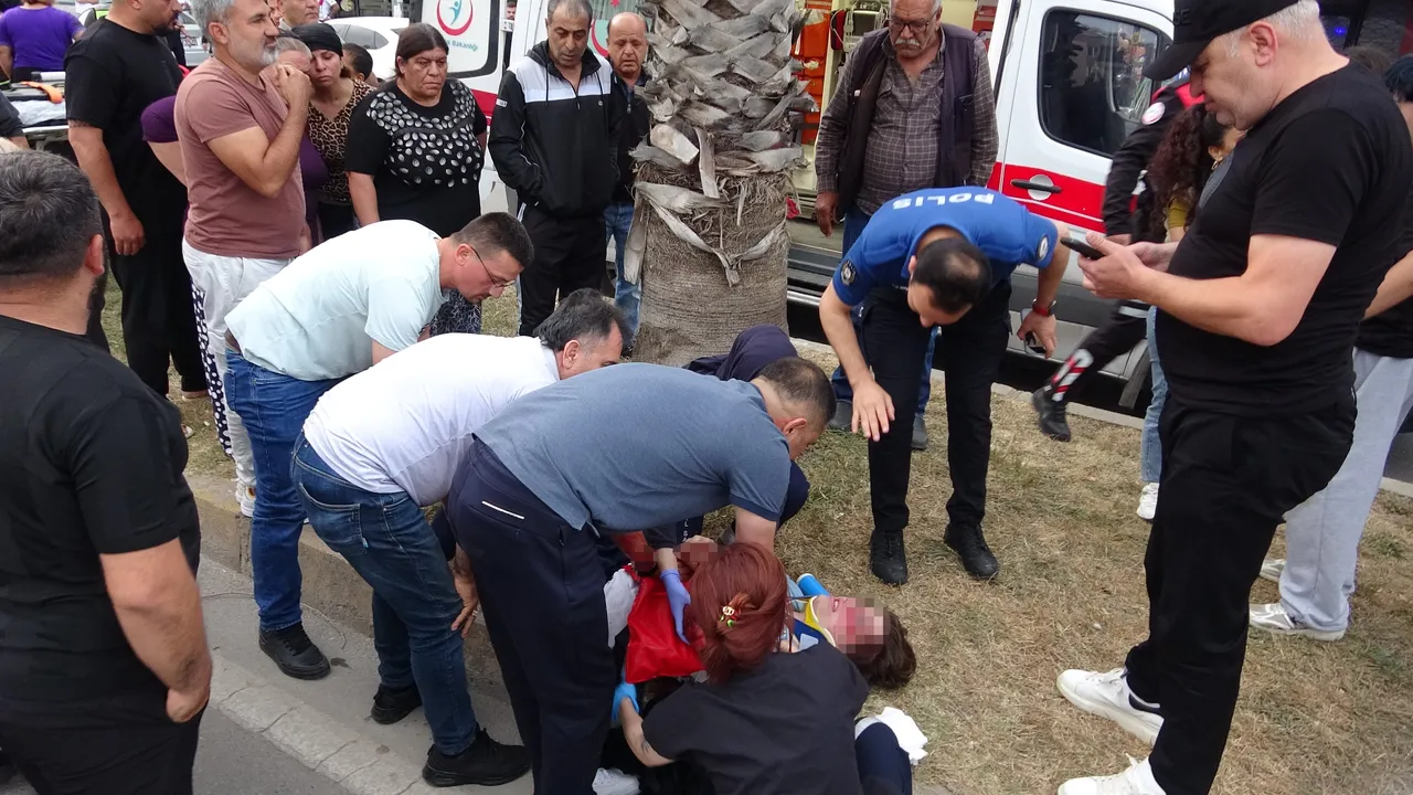 Yoldan geçerken araç çarptı, onu gören yakınları sinir krizi geçirdi