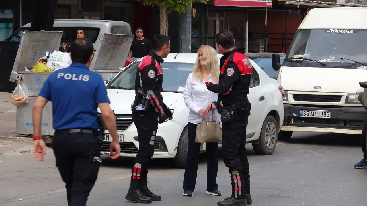 Yoldan geçerken araç çarptı, onu gören yakınları sinir krizi geçirdi