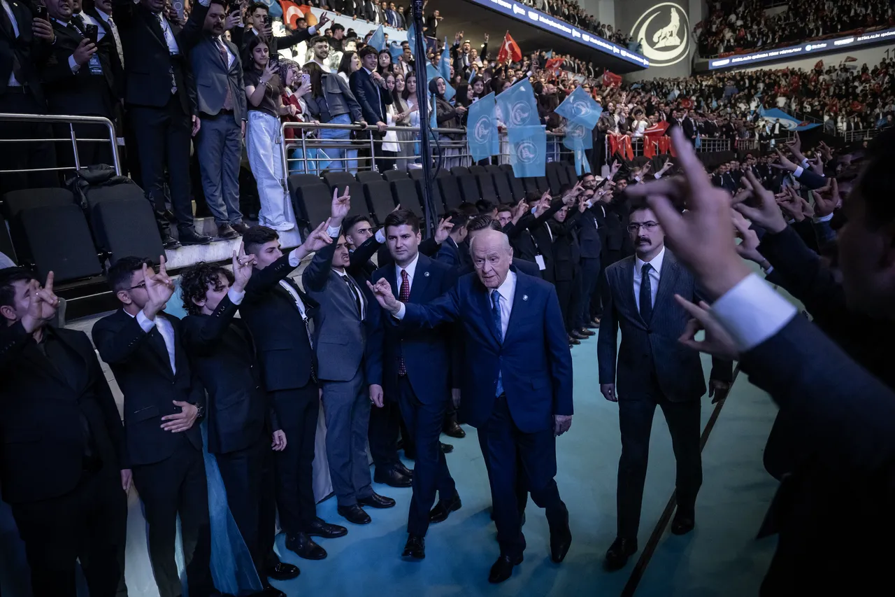 Bahçeli'ye 'altın kurt başlı tuğ' hediyesi! Anlamıyla mesaj veriyor