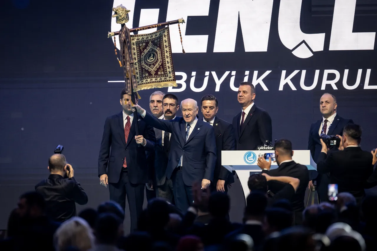 Bahçeli'ye 'altın kurt başlı tuğ' hediyesi! Anlamıyla mesaj veriyor