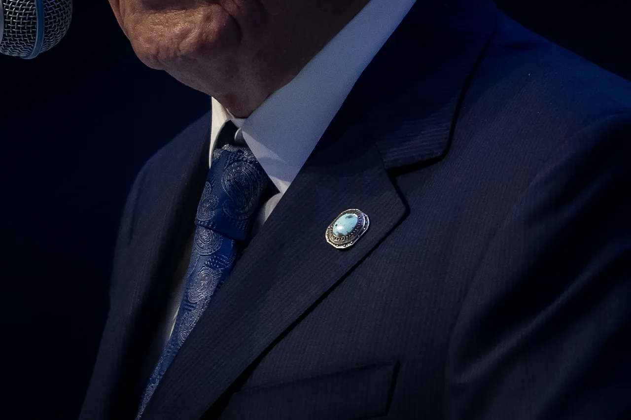 Bahçeli'ye 'altın kurt başlı tuğ' hediyesi! Anlamıyla mesaj veriyor
