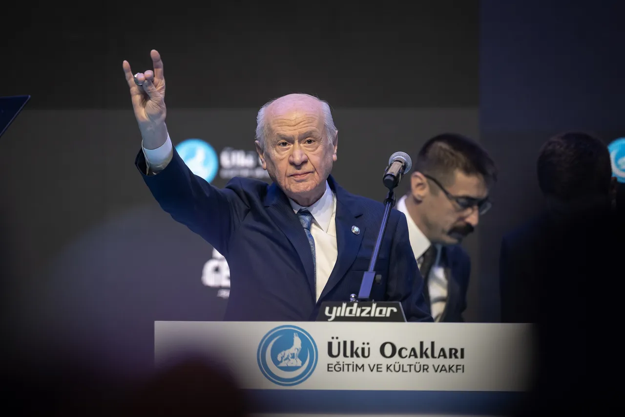 Bahçeli'ye 'altın kurt başlı tuğ' hediyesi! Anlamıyla mesaj veriyor