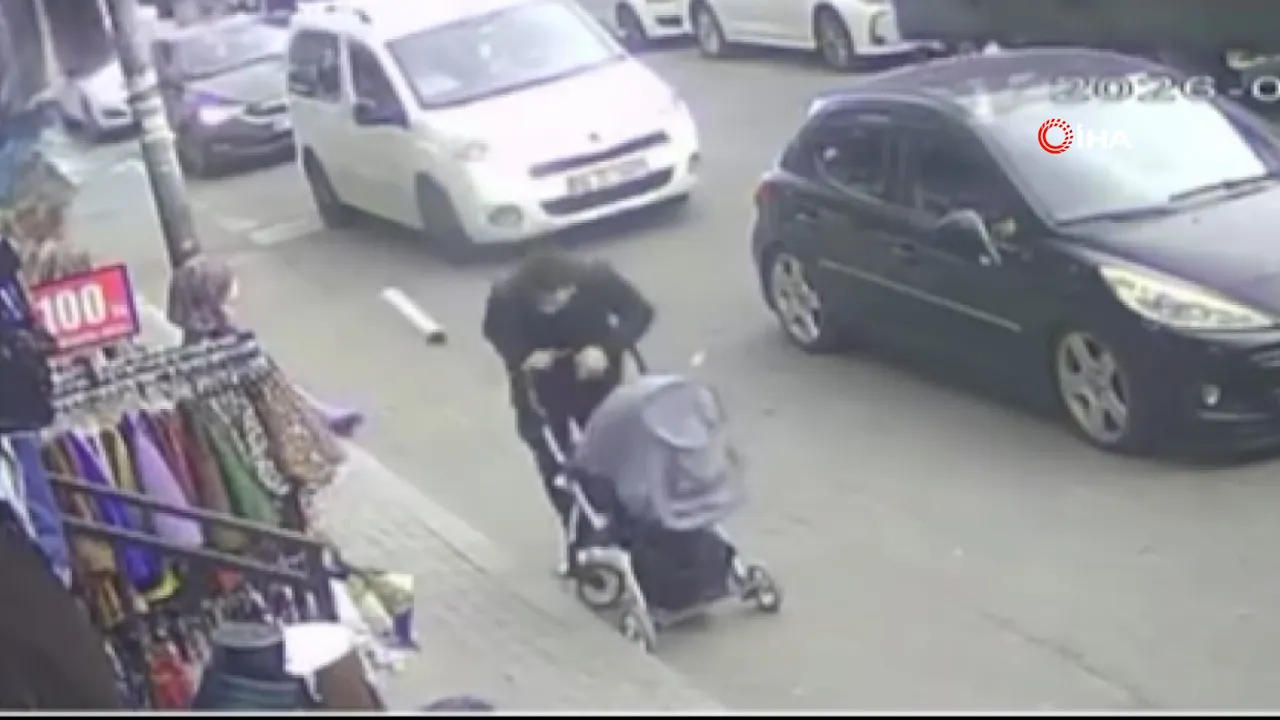 Bebek arabasıyla beklerken neye uğradığını şaşırdı! Rüzgarda kopan boru kafasına düştü
