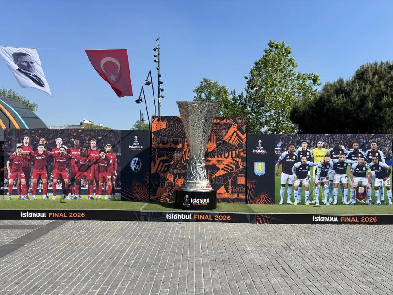 Beşiktaş Meydanı'nda kurulan taraftar alanı