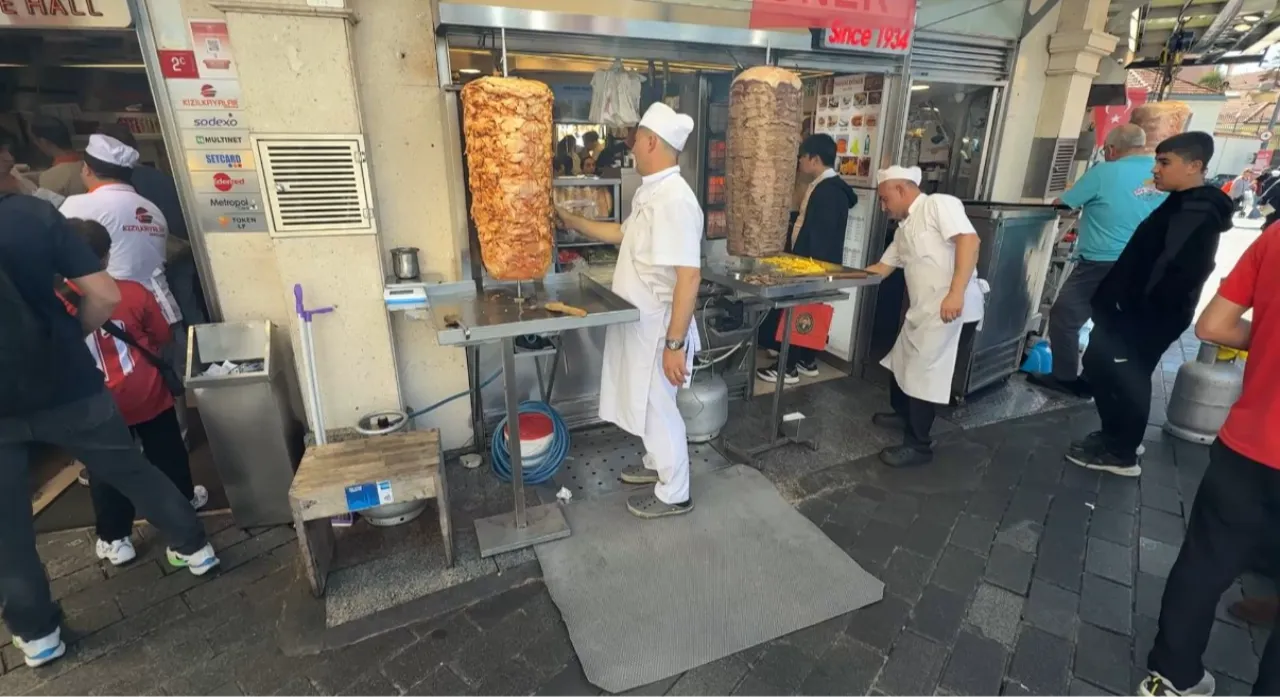 Doğal gaz kesildi, esnaf eski usule döndü! Taksim’de ilginç görüntüler