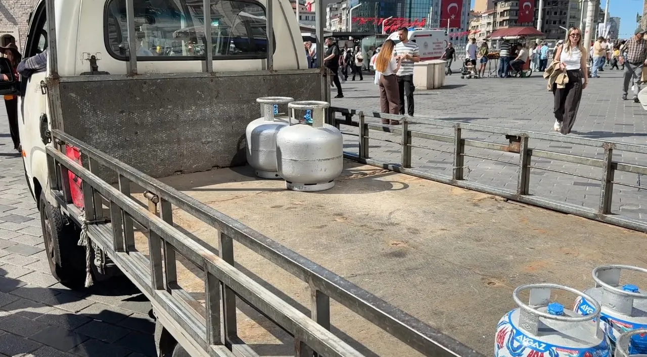 Doğal gaz kesildi, esnaf eski usule döndü! Taksim’de ilginç görüntüler